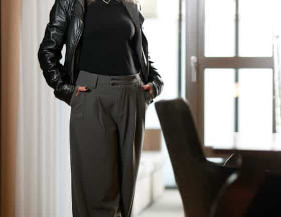 Sina Escort Dame Calw Casual in Hose und Hoodie Kunstlederjacke