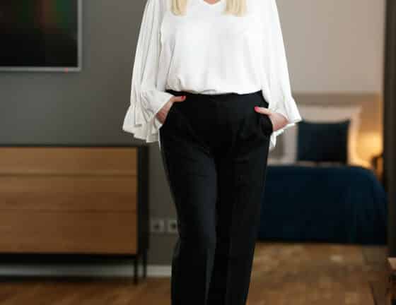 Linda Escort Berlin casual in schwarzer Hose und weißer Bluse