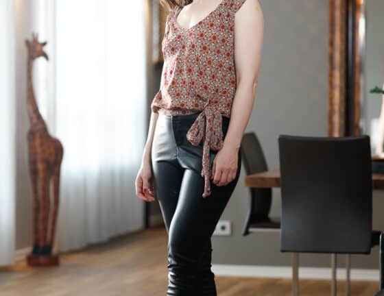Leonie Escort Service Dame Köln enge Hose aus Lederimitat