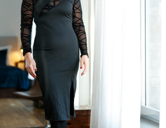 Sophie Escort Service Dame Stade figurbetontes Midikleid in Schwarz mit Spitze